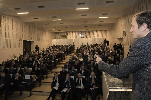 Il governatore  Fedriga e il pubblico del convegno "Rilanciare le imprese per creare lavoro"